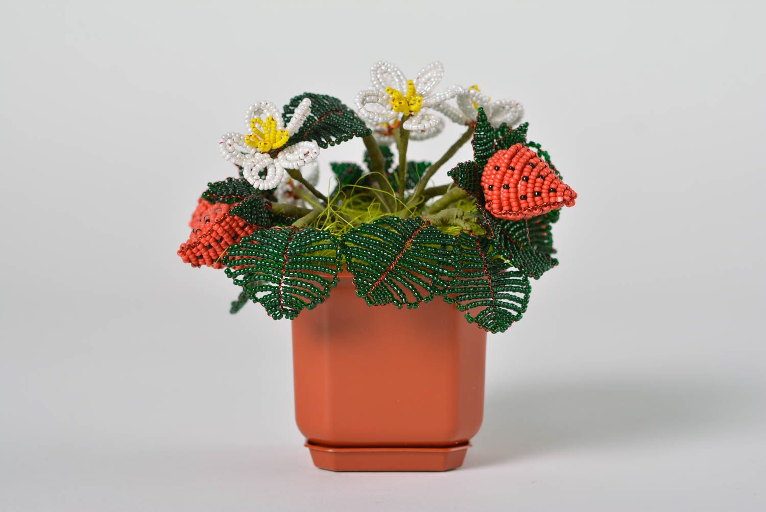 Hadmade dekorative Blumen Komposition mit Erdbeeren aus Glasperlen Sommer foto 1