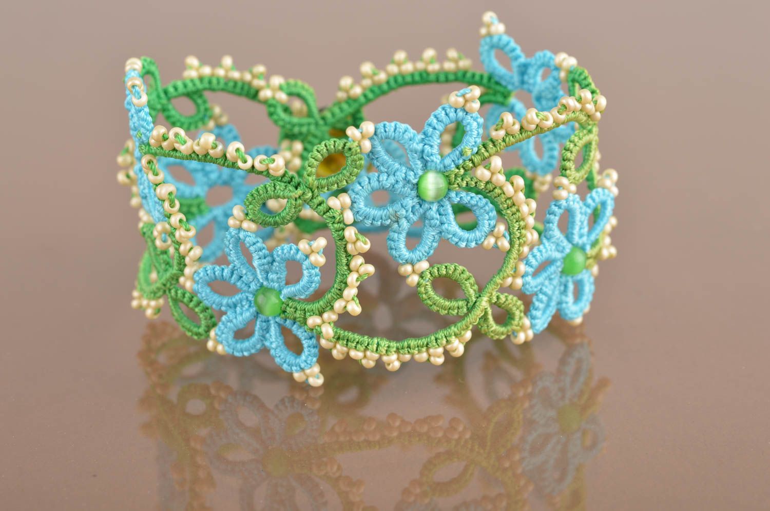 Плетеный браслет в технике фриволите из бисера кружевной зеленый с голубым  фото 2