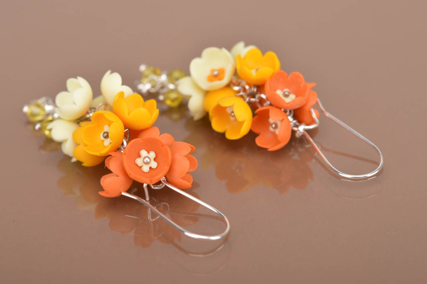 Schöne stilvolle lange Ohrringe aus Polymerton mit Blumen für Damen handmade foto 3