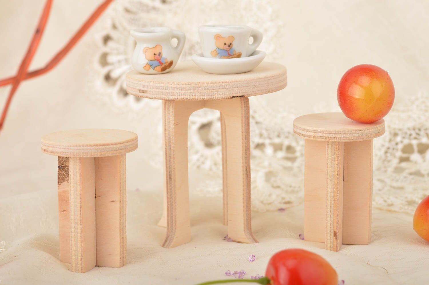 Juego de muebles de muñecas en miniatura de dos sillas y mesa de madera foto 1