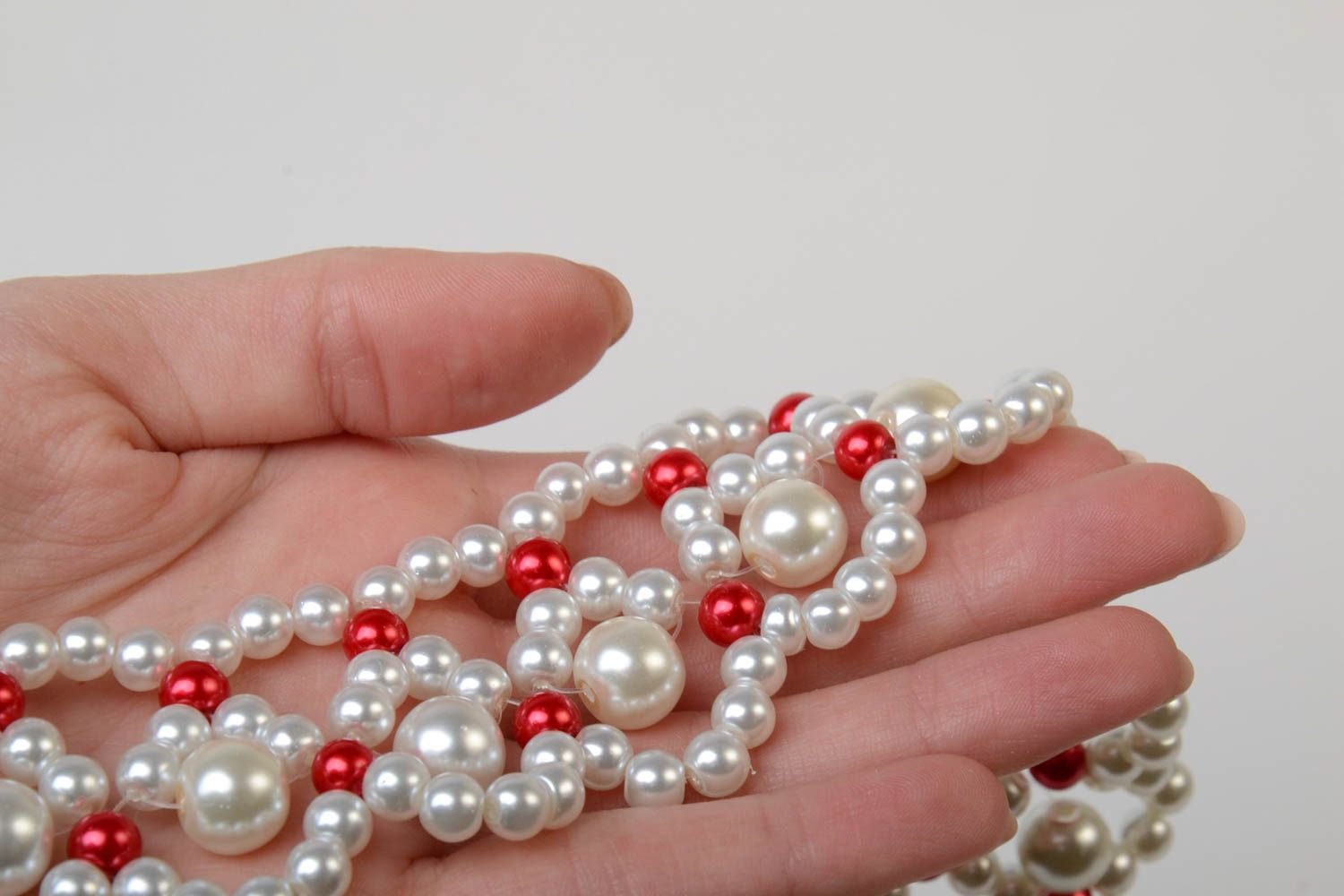 Collier en perles plastiques blanc rouge original accessoire fait main photo 5