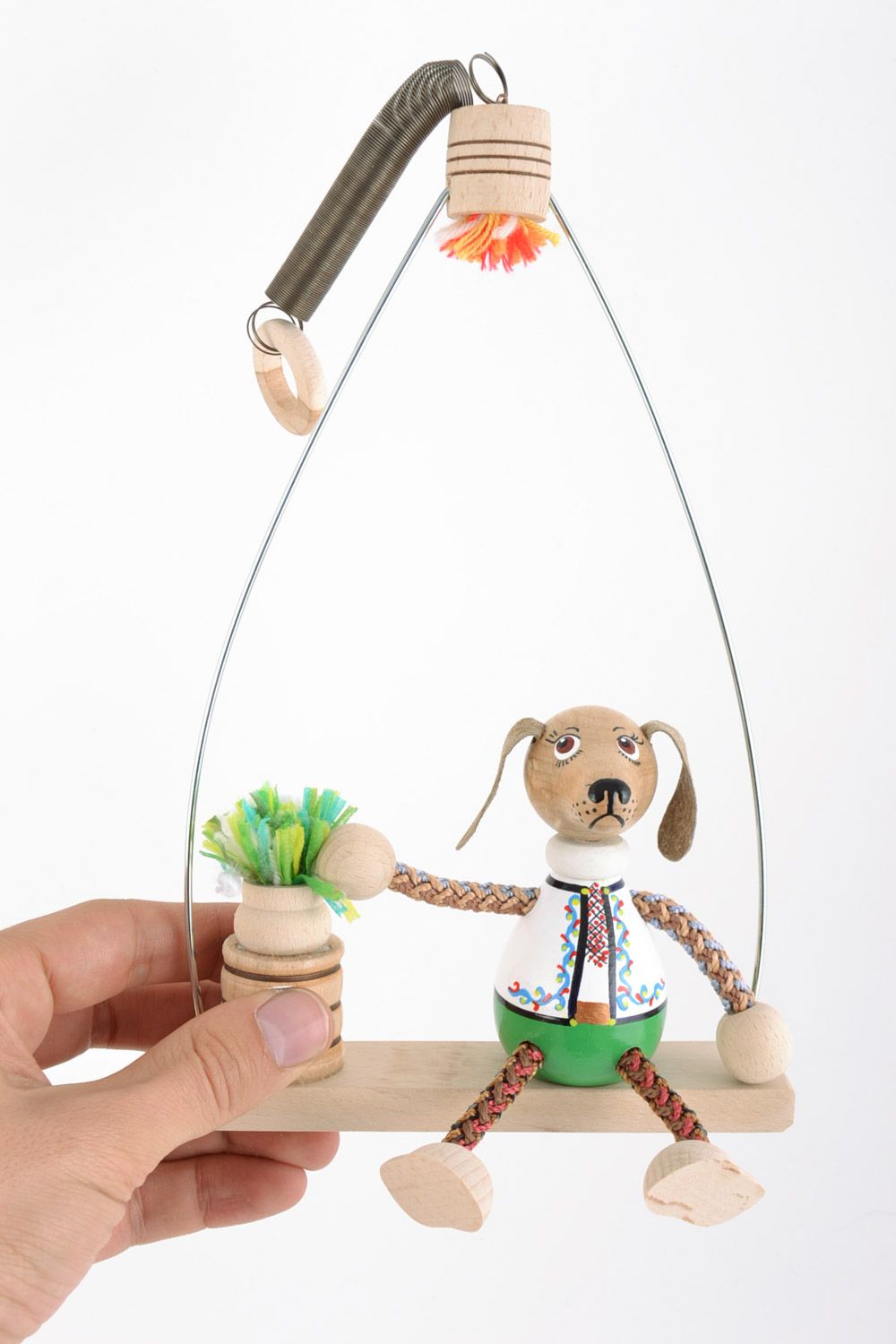 Juguete de madera hecho a mano pintado muñeca en banco para jugar y decorar foto 2