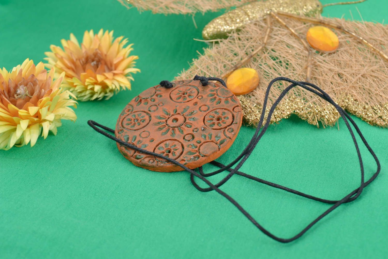 Керамический кулон круглой формы коричневый с орнаментом на шнурке хэнд мейд фото 1