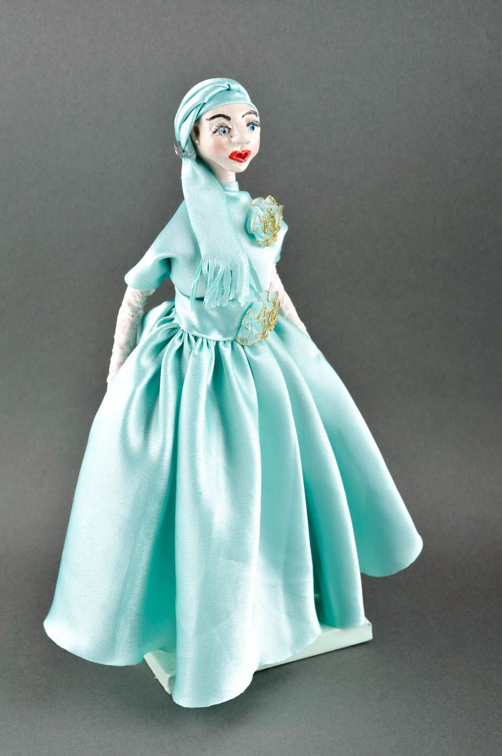 Muñeca hecha a mano con vestido celeste souvenir original juguete de colección foto 1