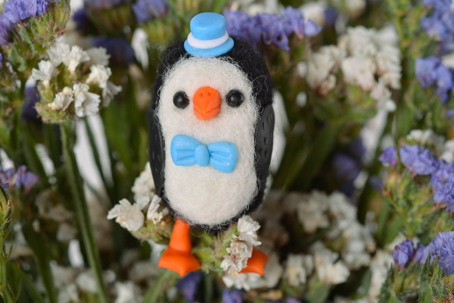 Muñeco de fieltro hecho a mano figura decorativa regalo original Pingüino alegre foto 5