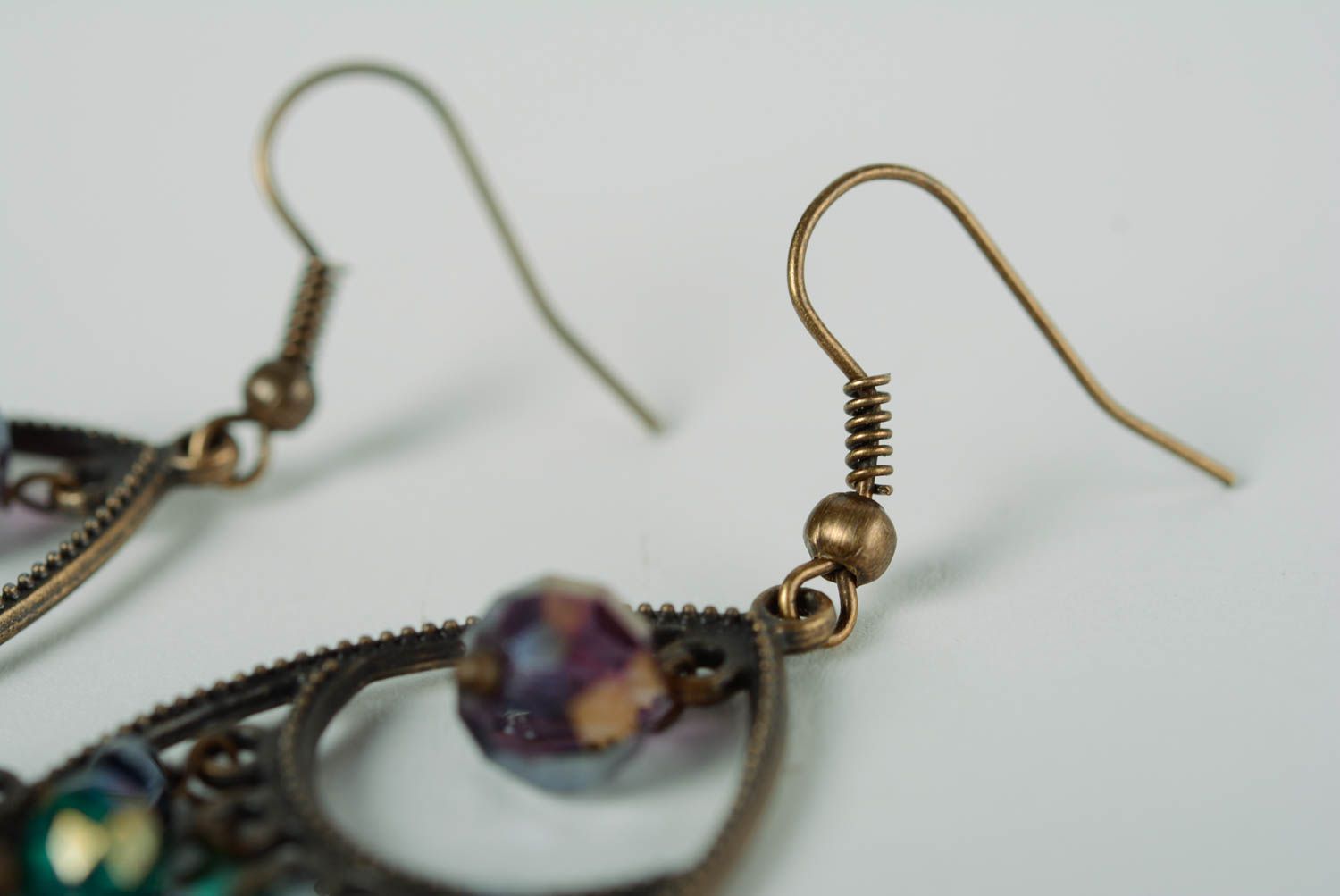 Boucles d'oreilles en cristaux et métal faites main pendantes vert-violet photo 4
