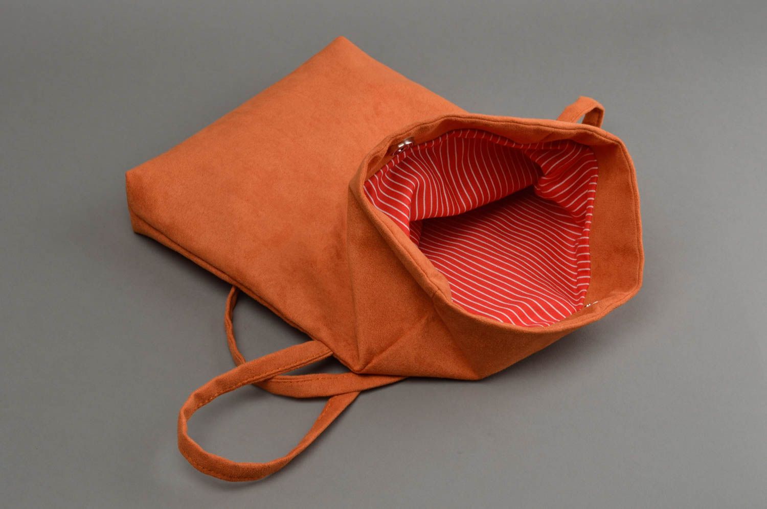 Оранжевая сумка сверток через плечо из искусственной замши ручной работы фото 3