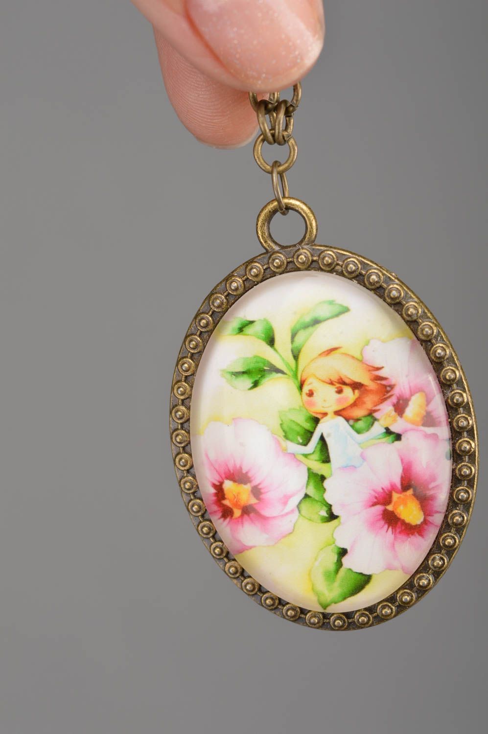 Pendentif ovale avec fille et fleurs fait main en métal original sur chaîne photo 3