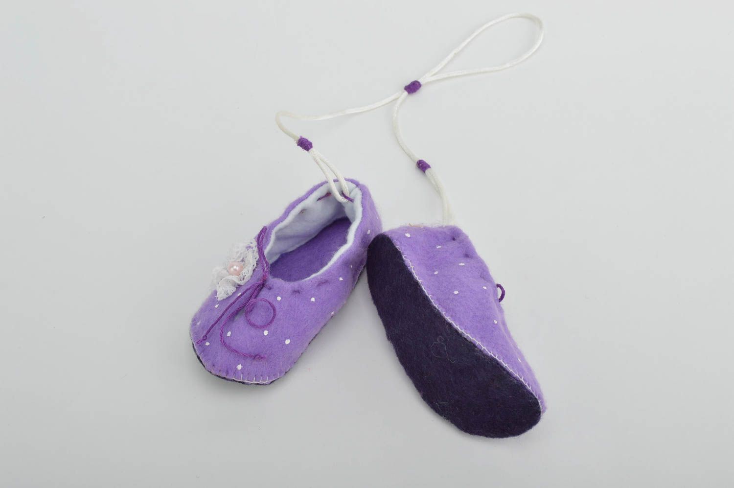 Handmade Deko Hänger Spielzeug Anhänger Kinderzimmer Deko violette Babyschuhe foto 4