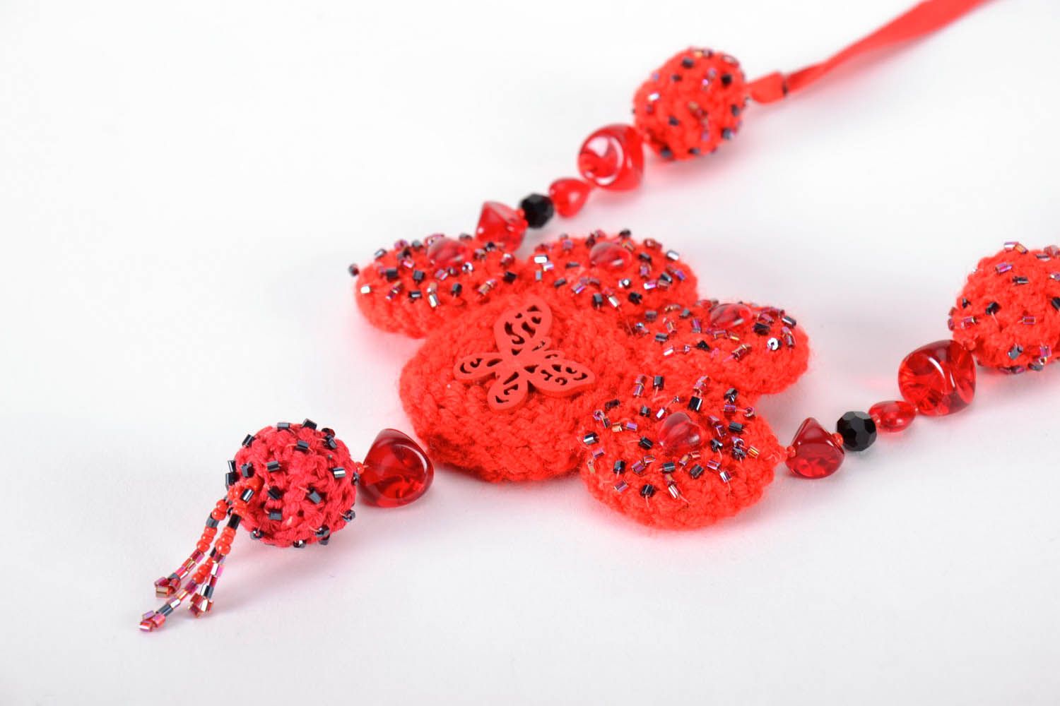 Collier artisanal rouge tricoté au crochet  photo 3