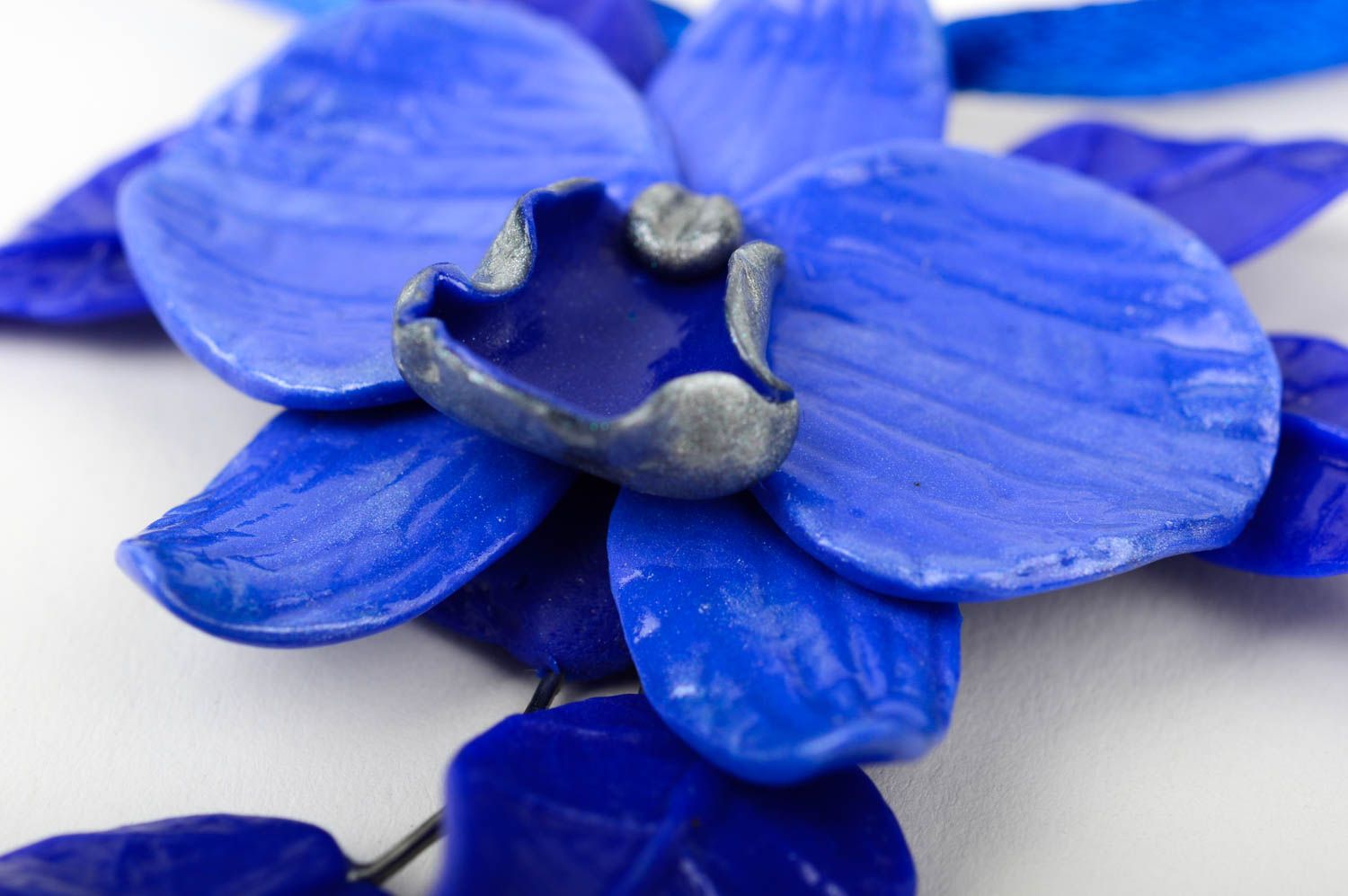 Pendentif fleur bleue Bijou fait main en pâte polymère sur ruban Cadeau femme photo 5