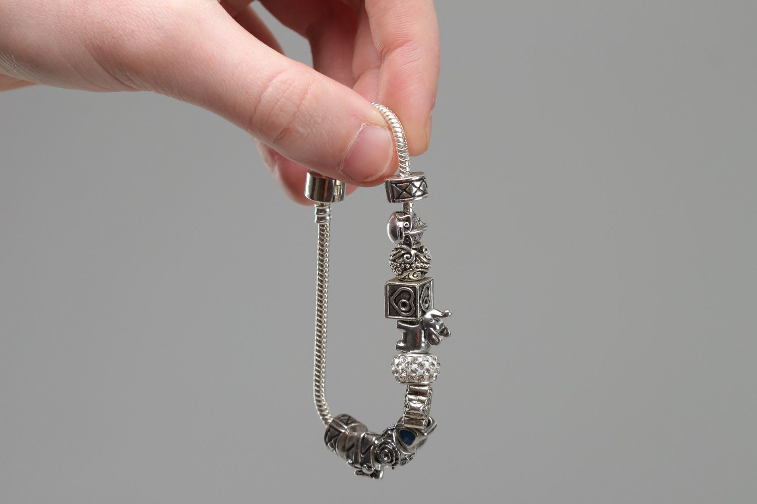 Einfarbiges originelles handgemachtes Metall Armband mit Perlen Frauen Accessoire foto 6