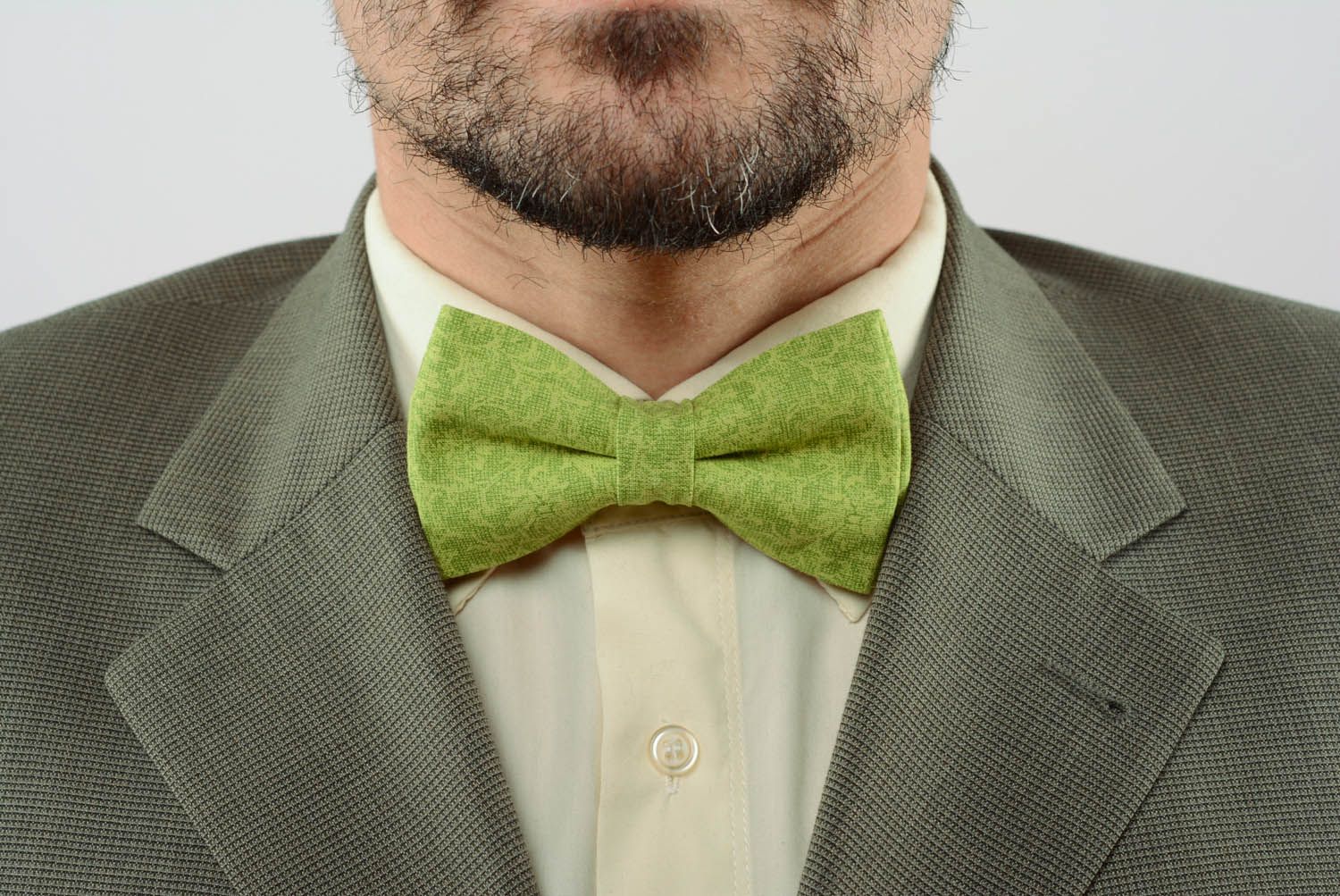 Bow tie with green print photo 1