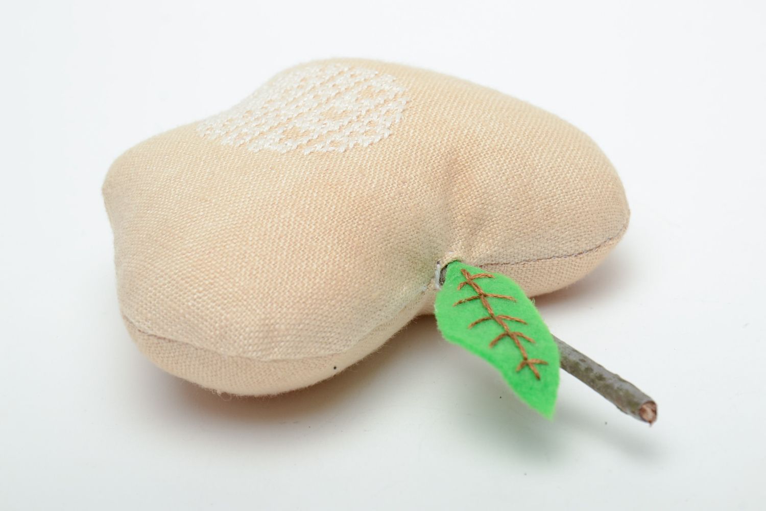 Текстильная игрушка яблоко с вышивкой крестиком фото 4