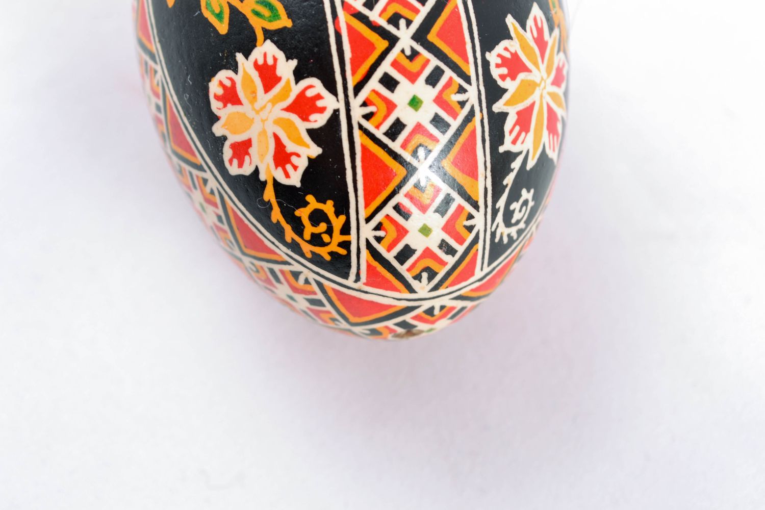 Куриное пасхальное яйцо черное с цветным узором фото 5
