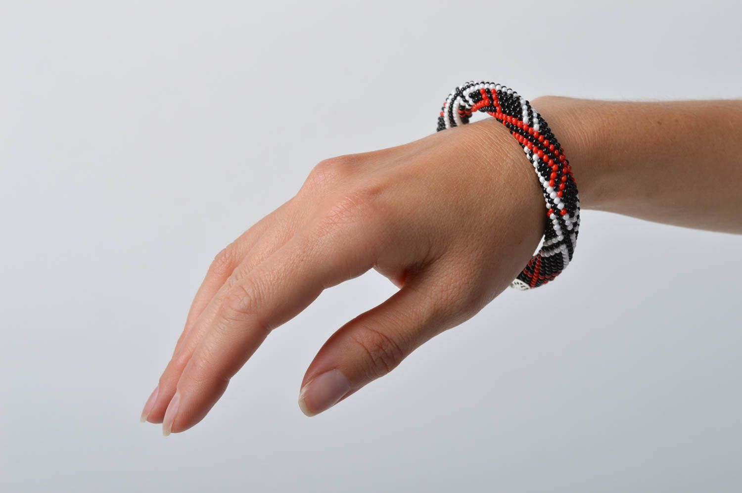 Bracelet spirale Bijou fait main noir blanc rouge Accessoire femme ethnique photo 1