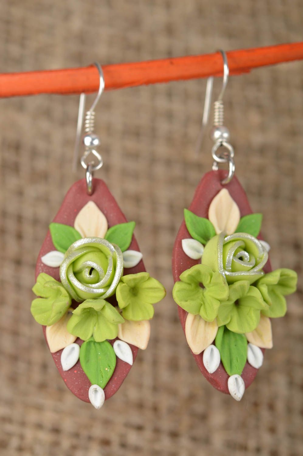 Boucles d'oreilles en pâte polymère pendantes faites main Fleurs vertes photo 1