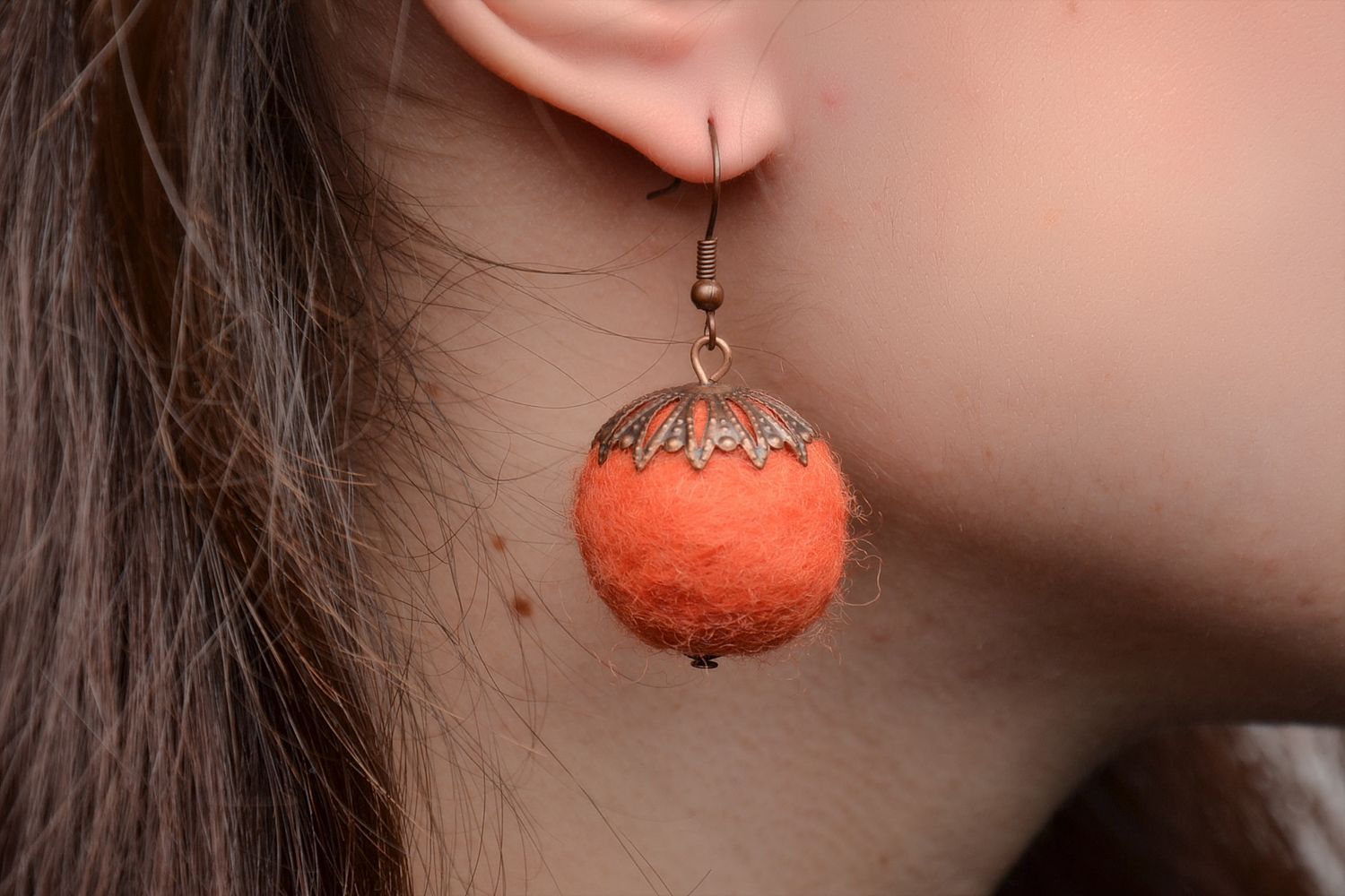 Boucles d'oreilles en laine feutrée boules orange faites main photo 2