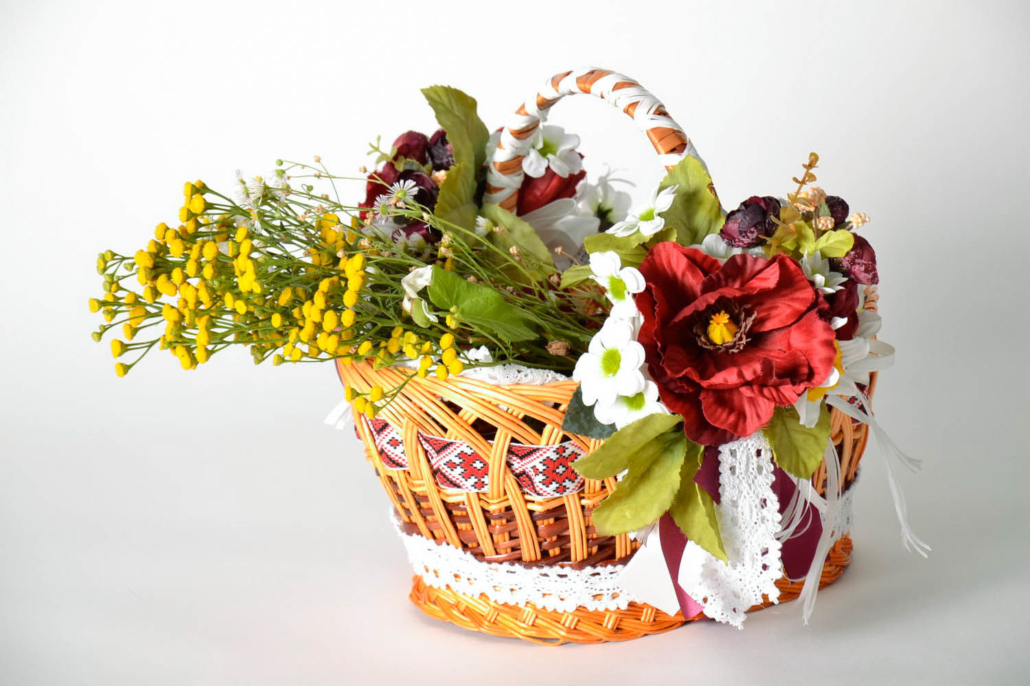 Плетеная корзинка с искусственными цветами фото 1