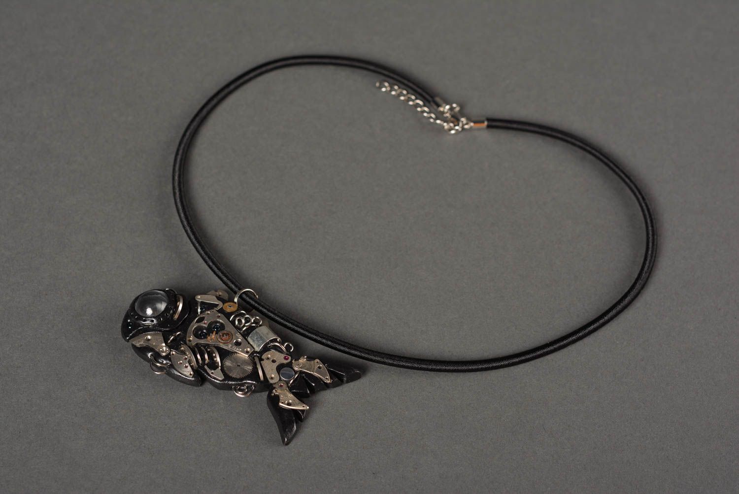 Pendentif poisson noir Bijou fait main métal style steampunk Cadeau original photo 4