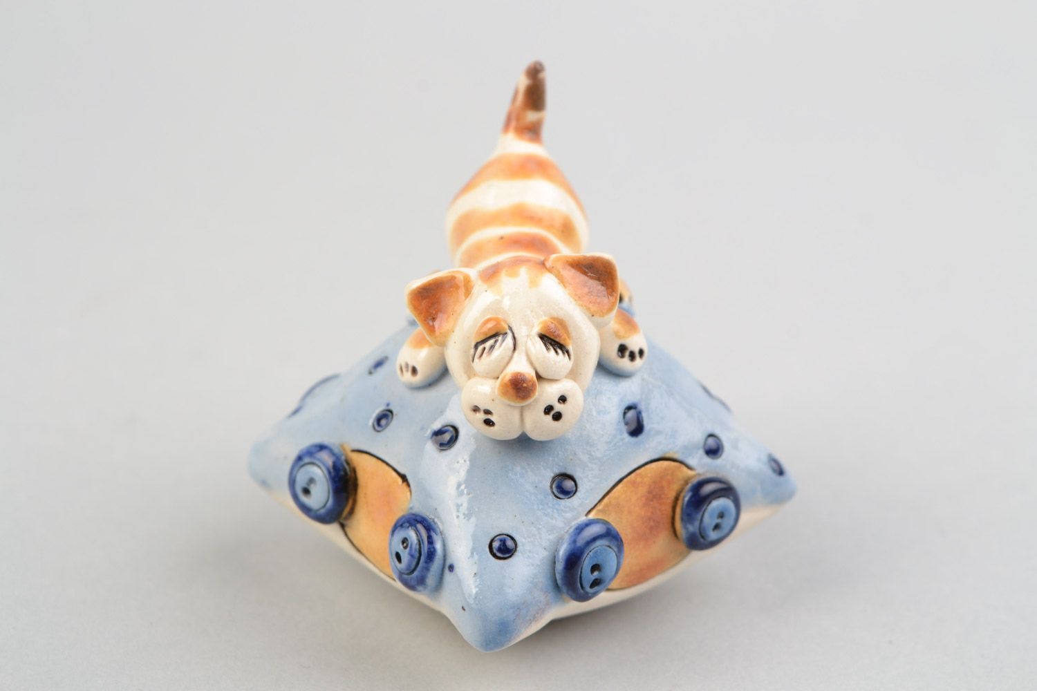 Figura de cerámica artesanal pintada con barniz gatito por encima de la almohada foto 4