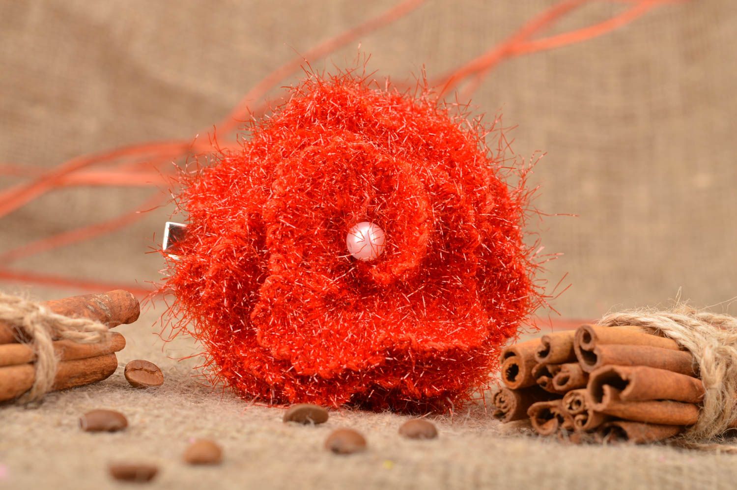 Schöne handgemachte originelle gehäkelte Brosche aus Fäden rote Blume  foto 1