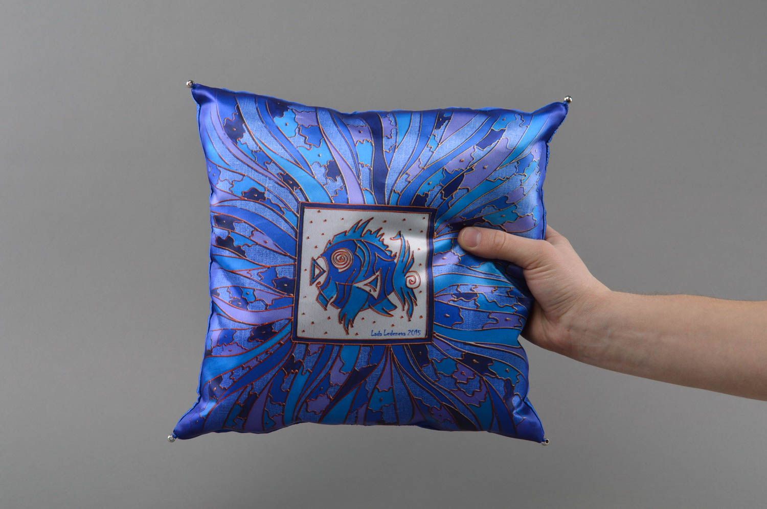 Подушка из атласа и шелка с рисунком интерьерная ручной работы Синяя рыба фото 3