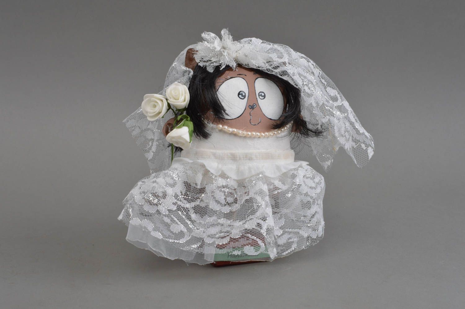 Künstlerisches Kuscheltier aus Stoff mit Untersatz bemalt Braut handgefertigt foto 2