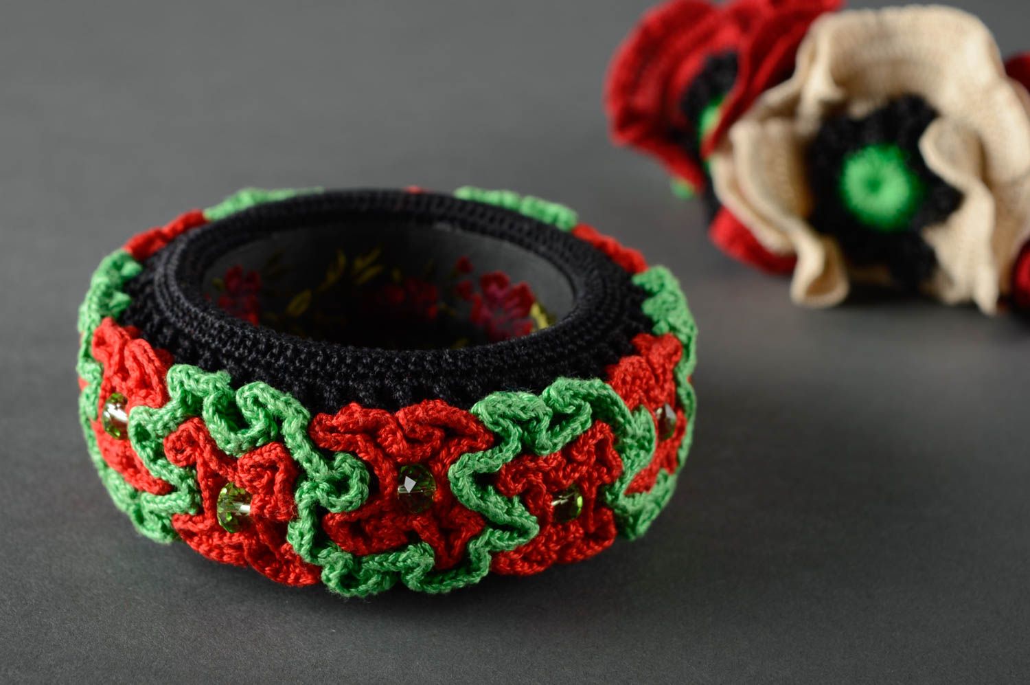 Bracelet large tricoté au crochet vert rouge noir fait main avec fleurs  photo 2
