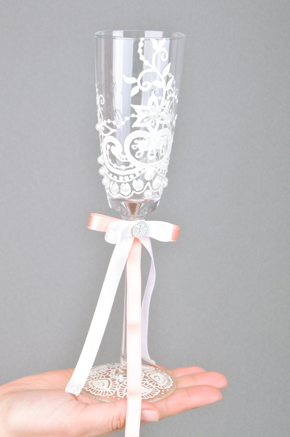 Свадебные бокалы набор из 2 шт белые с росписью лентами и бусинами ручная работа фото 3