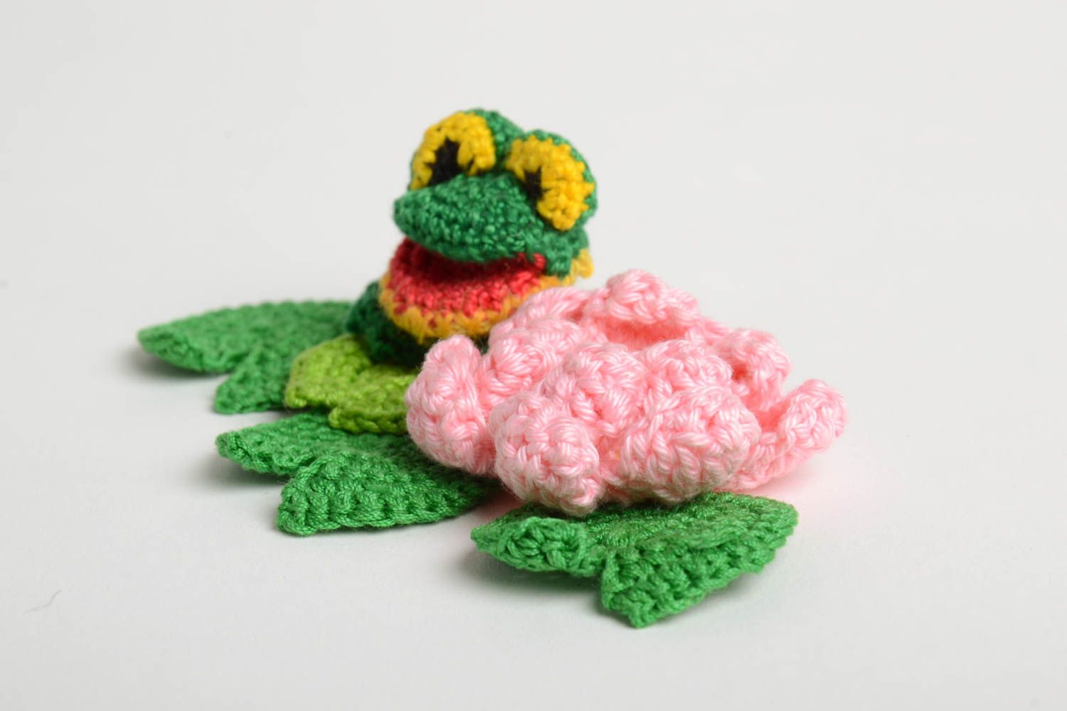 Jouet grenouille Peluche faite main Déco maison tricoté au crochet en coton photo 4