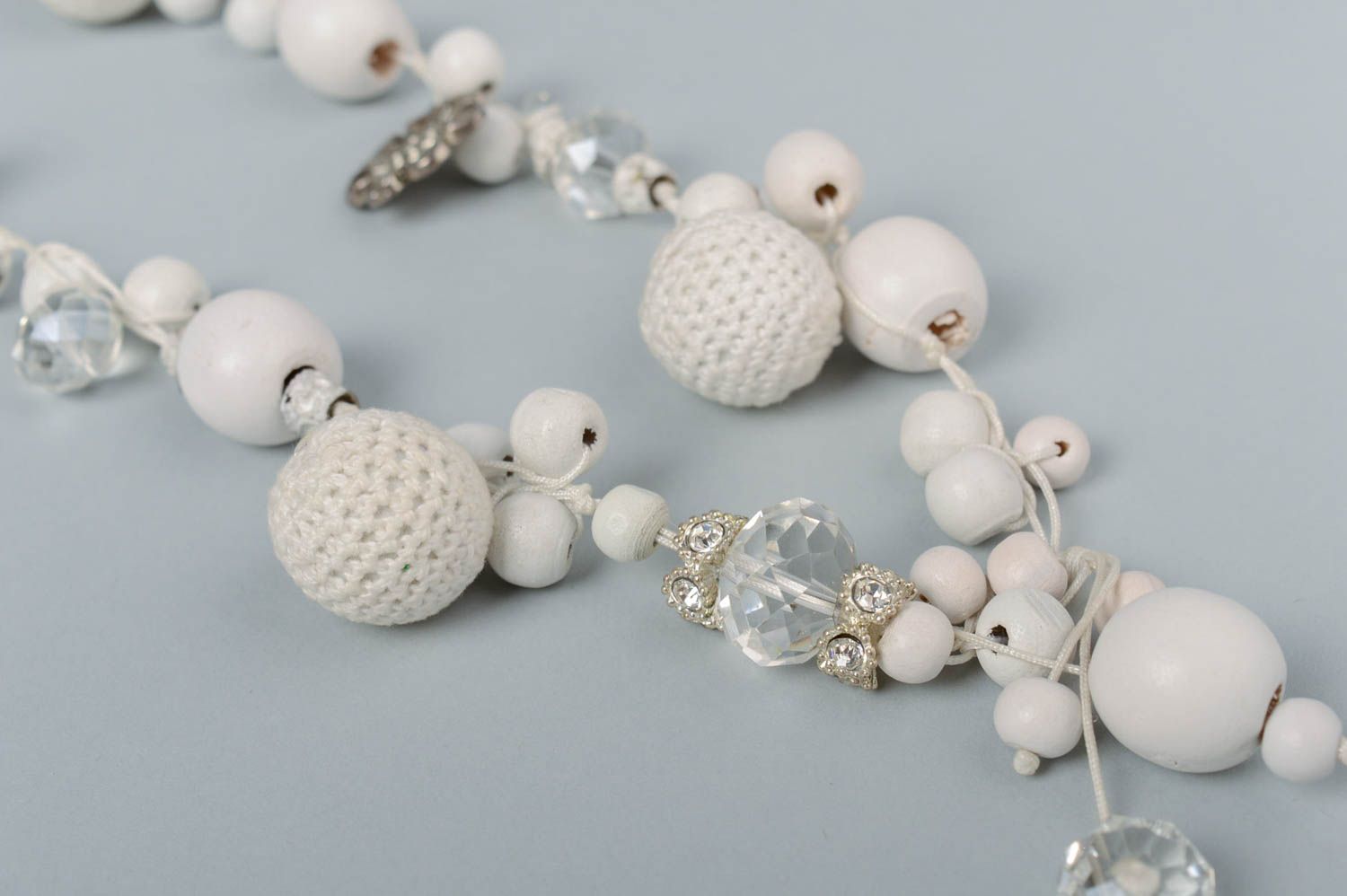 Collier blanc perles en bois cristaux et fils original beau pratique fait main photo 3