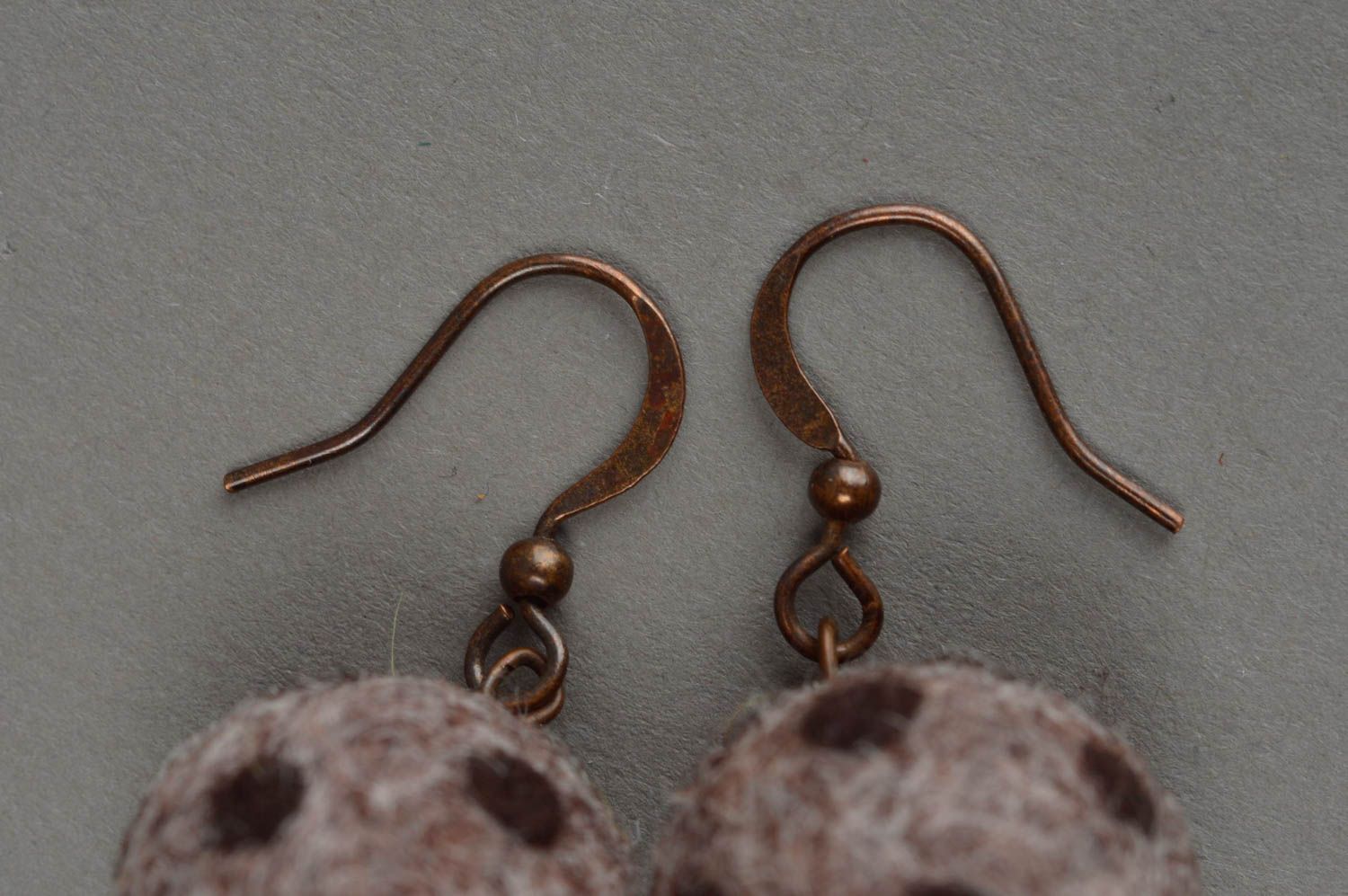 Boucles d'oreilles en laine feutrée marron boules faites main originales photo 2