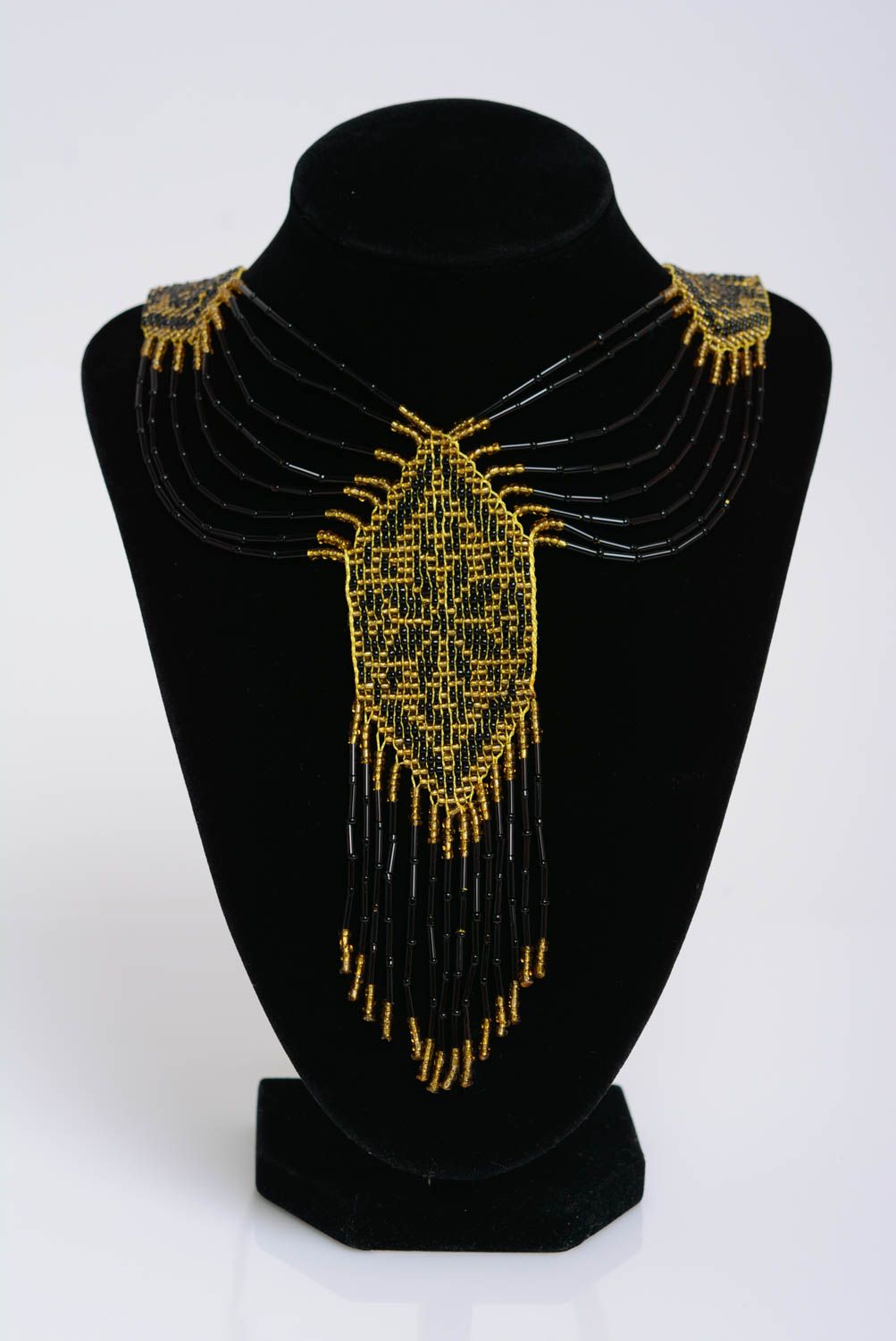 Collar de abalorios largo artesanal de estilo étnico de colores negro y amarillo foto 3