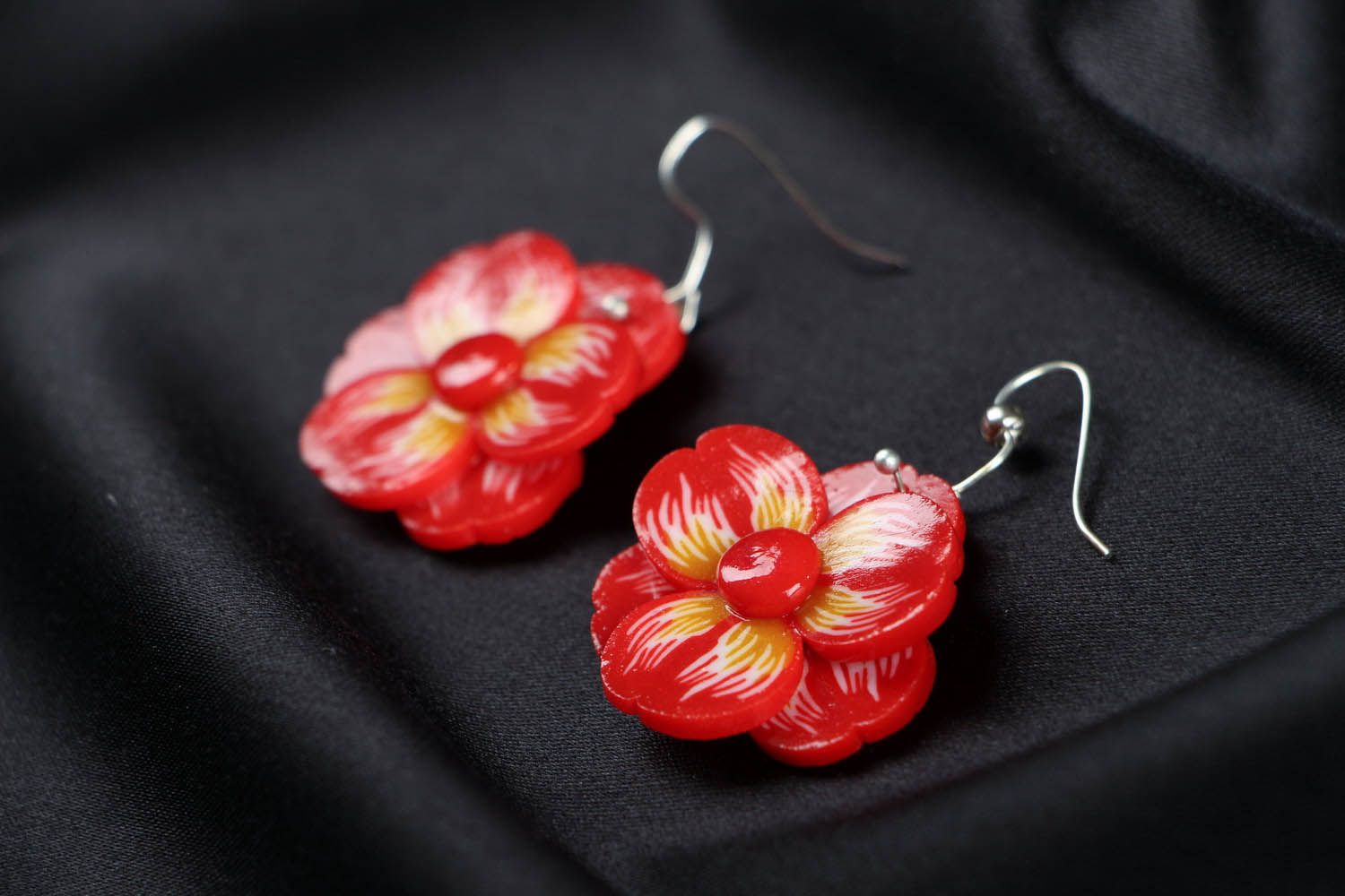 Boucles d'oreilles en pâte polymère Fleur rouge  photo 2