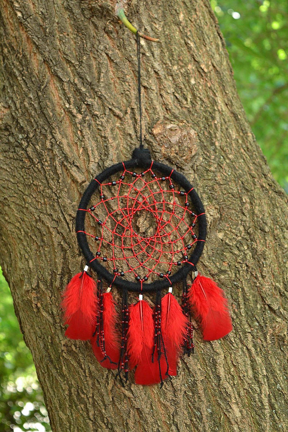 Ловец снов ручной работы панно на стену с красными перьями оригинальный подарок фото 1
