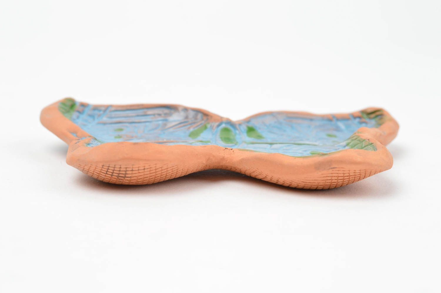 Декоративная тарелка из глины расписанная глазурью в форме бабочки ручная работа фото 3