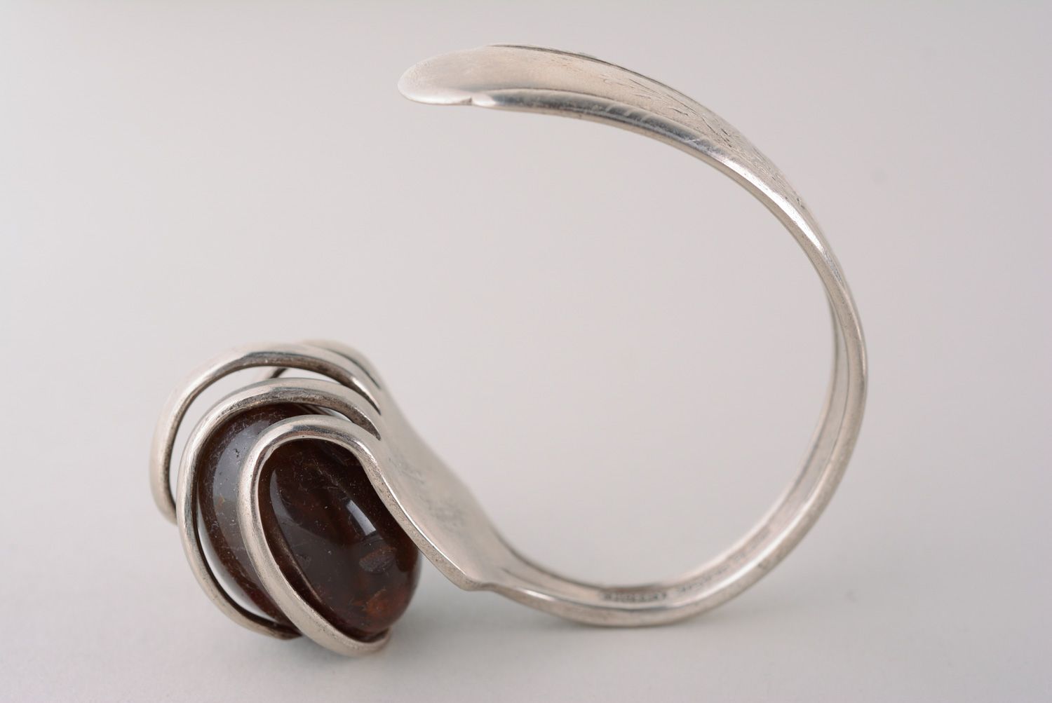 Металлический браслет ручной работы из мельхиоровой вилки с натуральным камнем фото 5