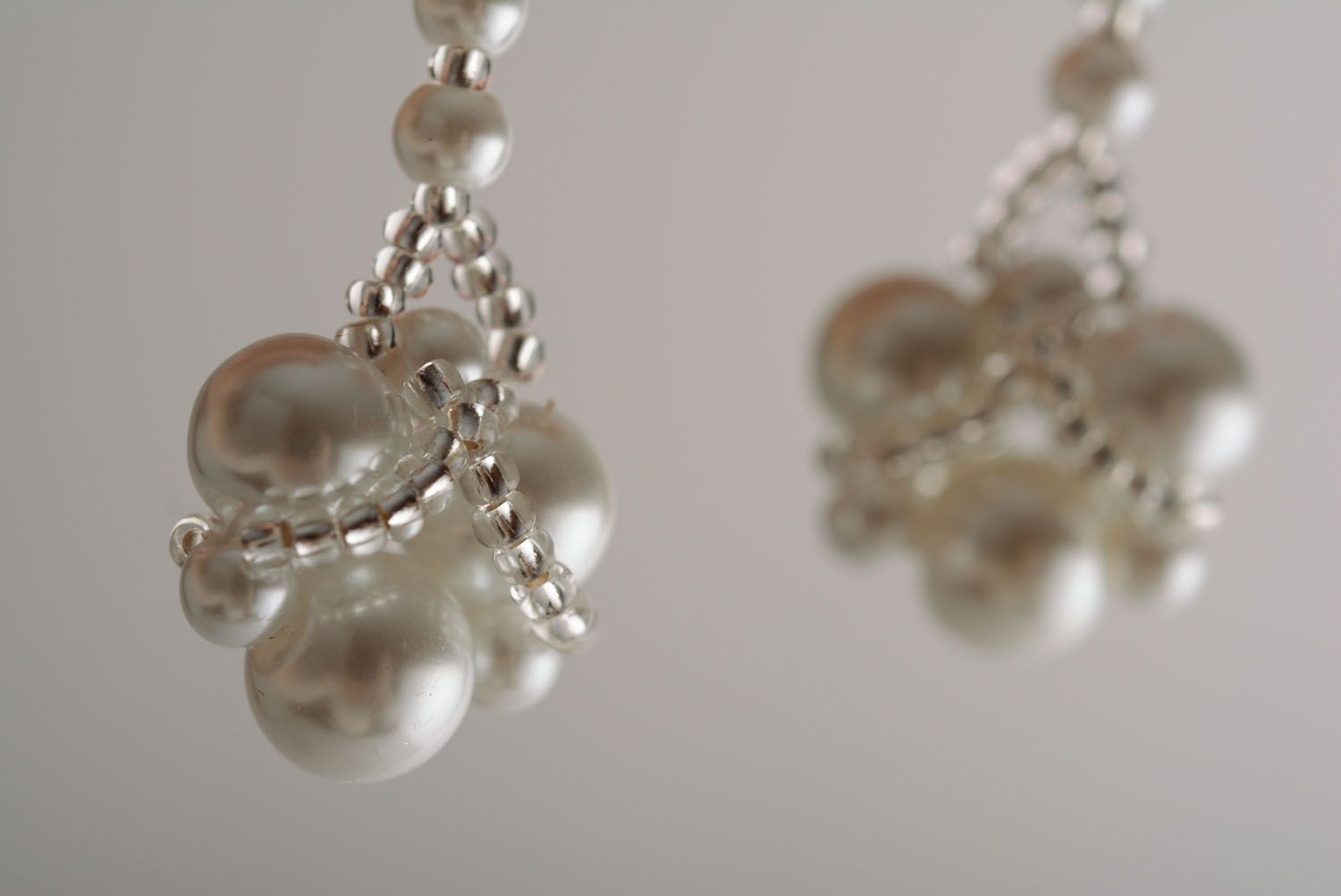 Boucles d'oreilles en perles de rocaille blanches photo 3