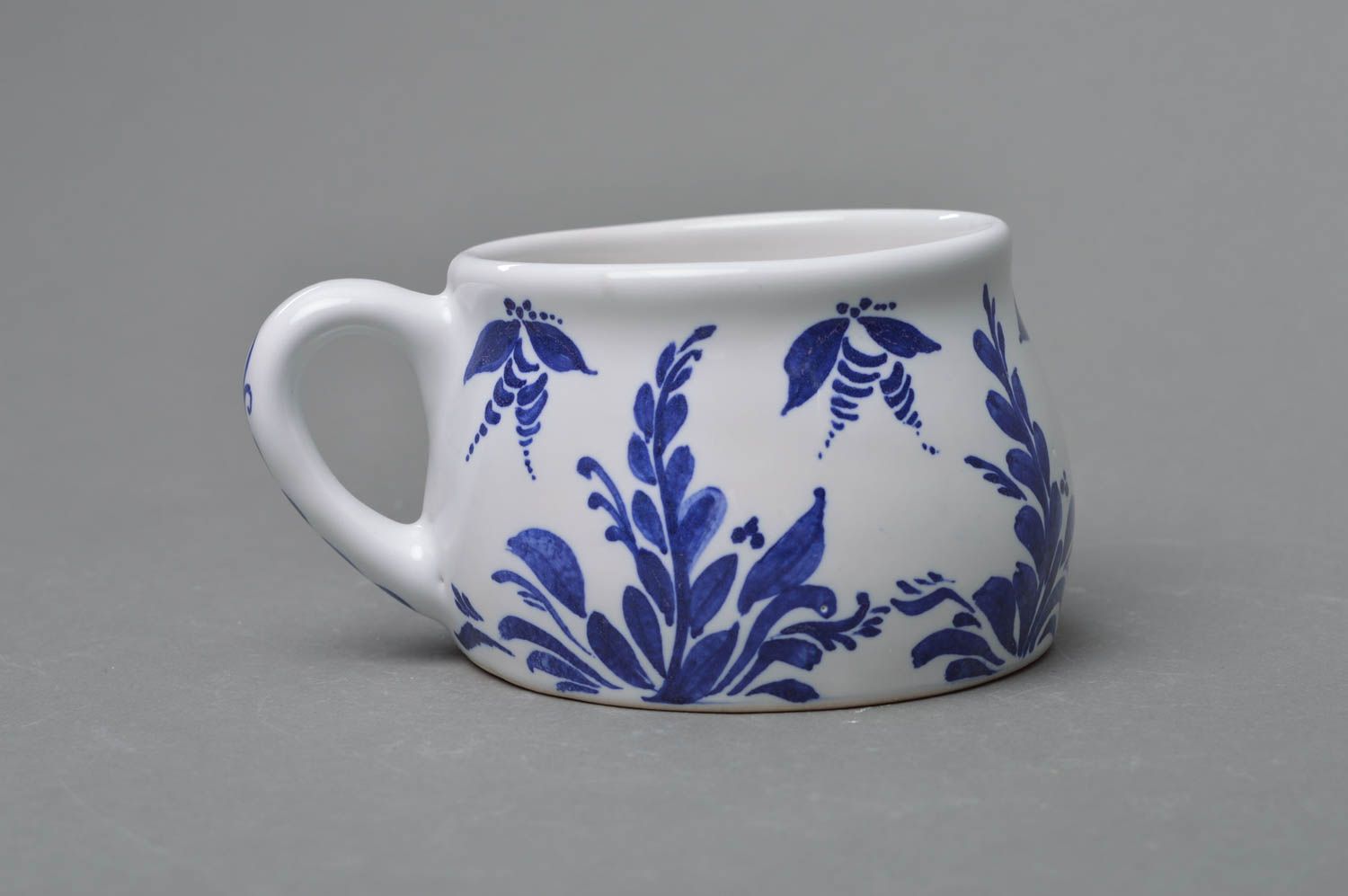 Kleine ungewöhnliche weiß blaue bemalte handgemachte Tasse aus Porzellan foto 1