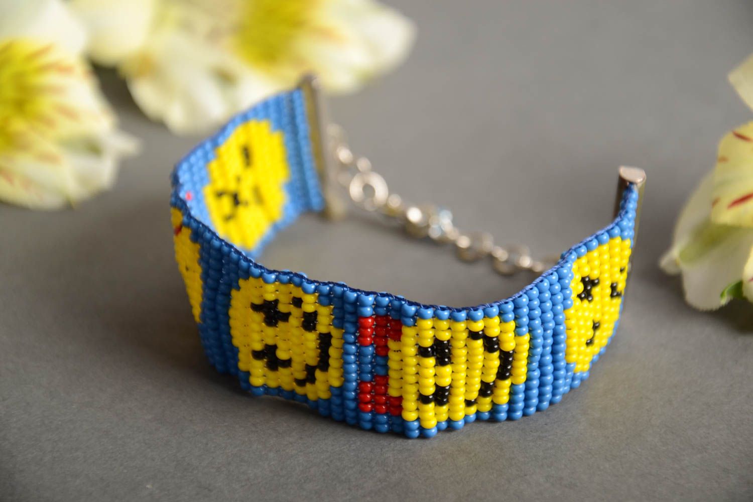Large bracelet en perles de rocaille émoticônes jaunes sur fond bleu fait main photo 1
