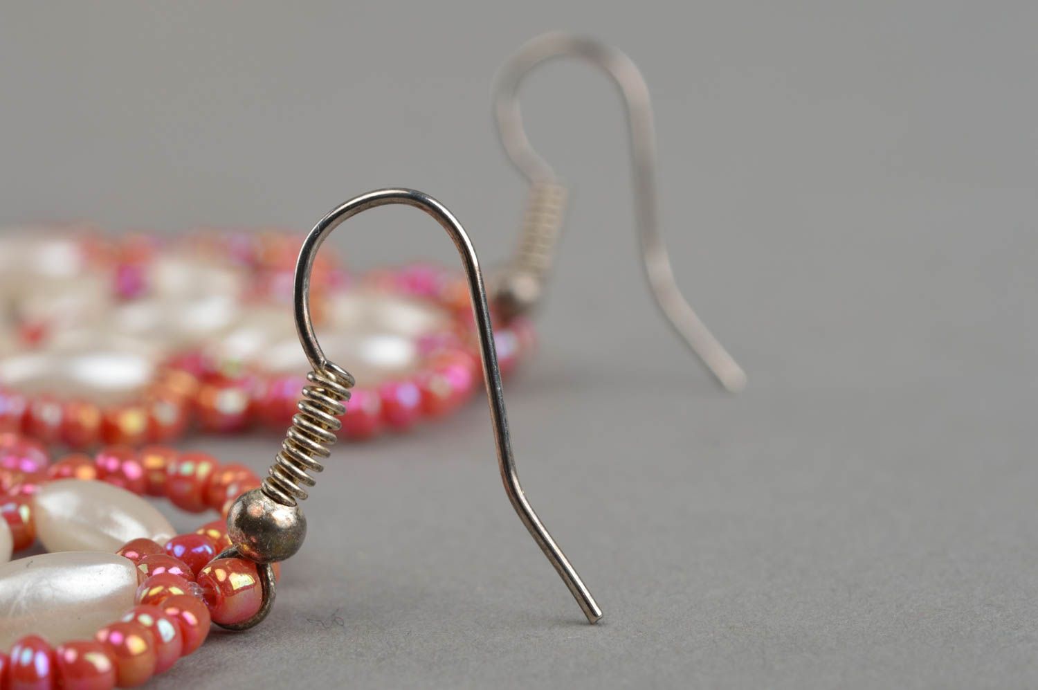 Handmade Ohrringe aus Glasperlen und langen Kunstperlen in Rot und Weiß für Dame foto 4