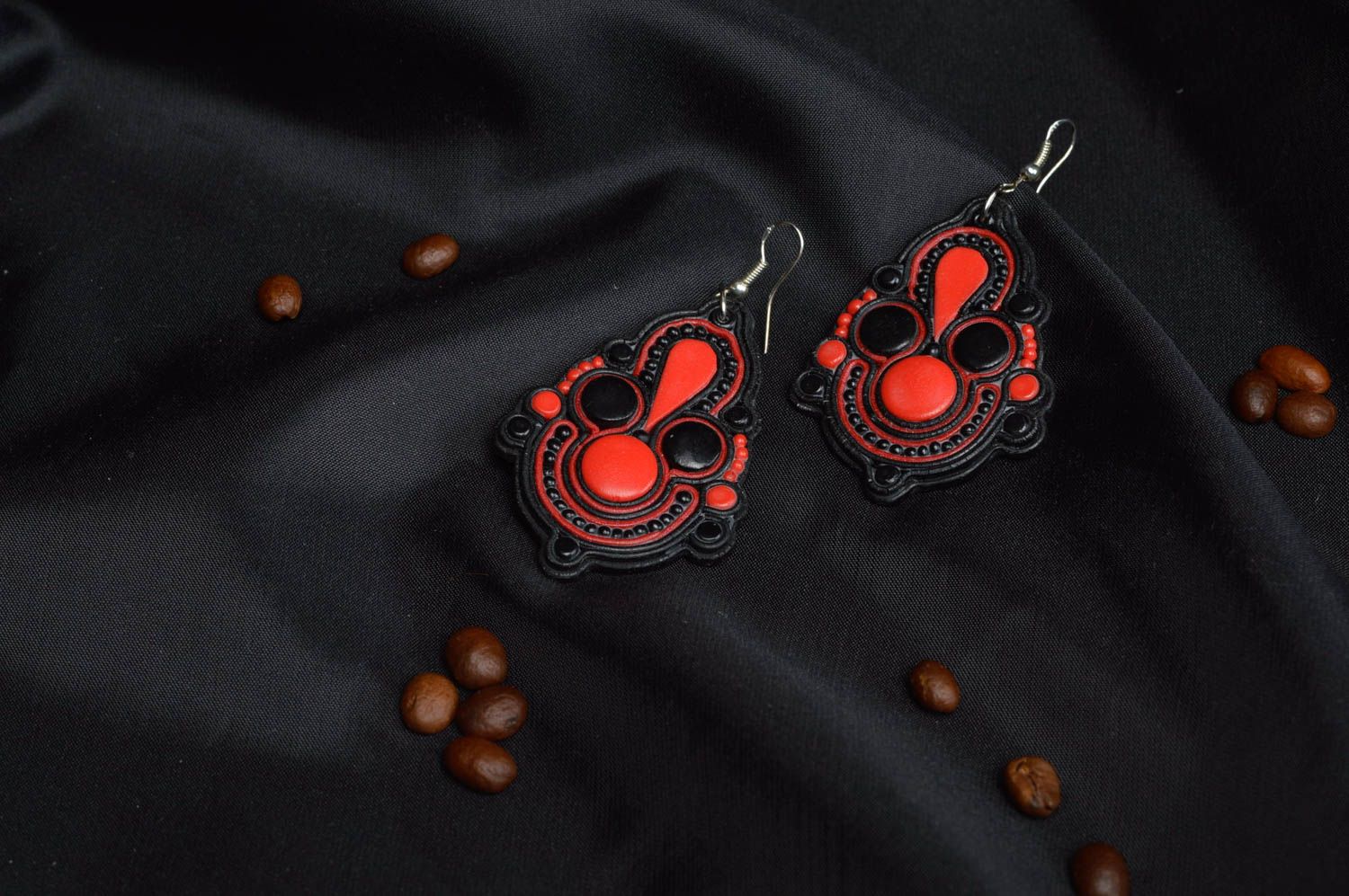 Rot schwarze handgemachte Ohrringe mit Anhängern mit Soutache Ornament für Damen foto 1