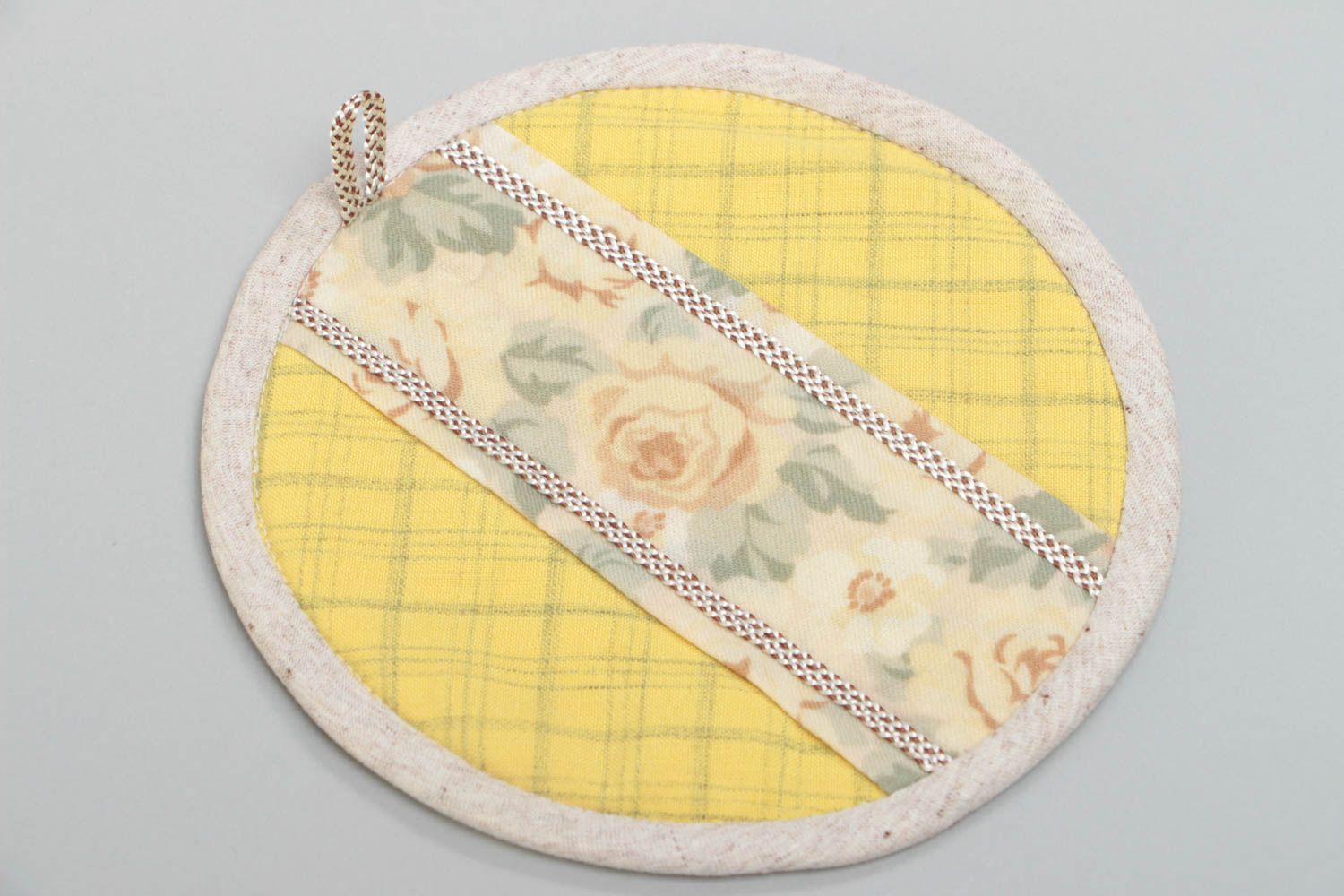 Manique artisanale ronde en coton et dentelle faite main jaune avec fleurs photo 2