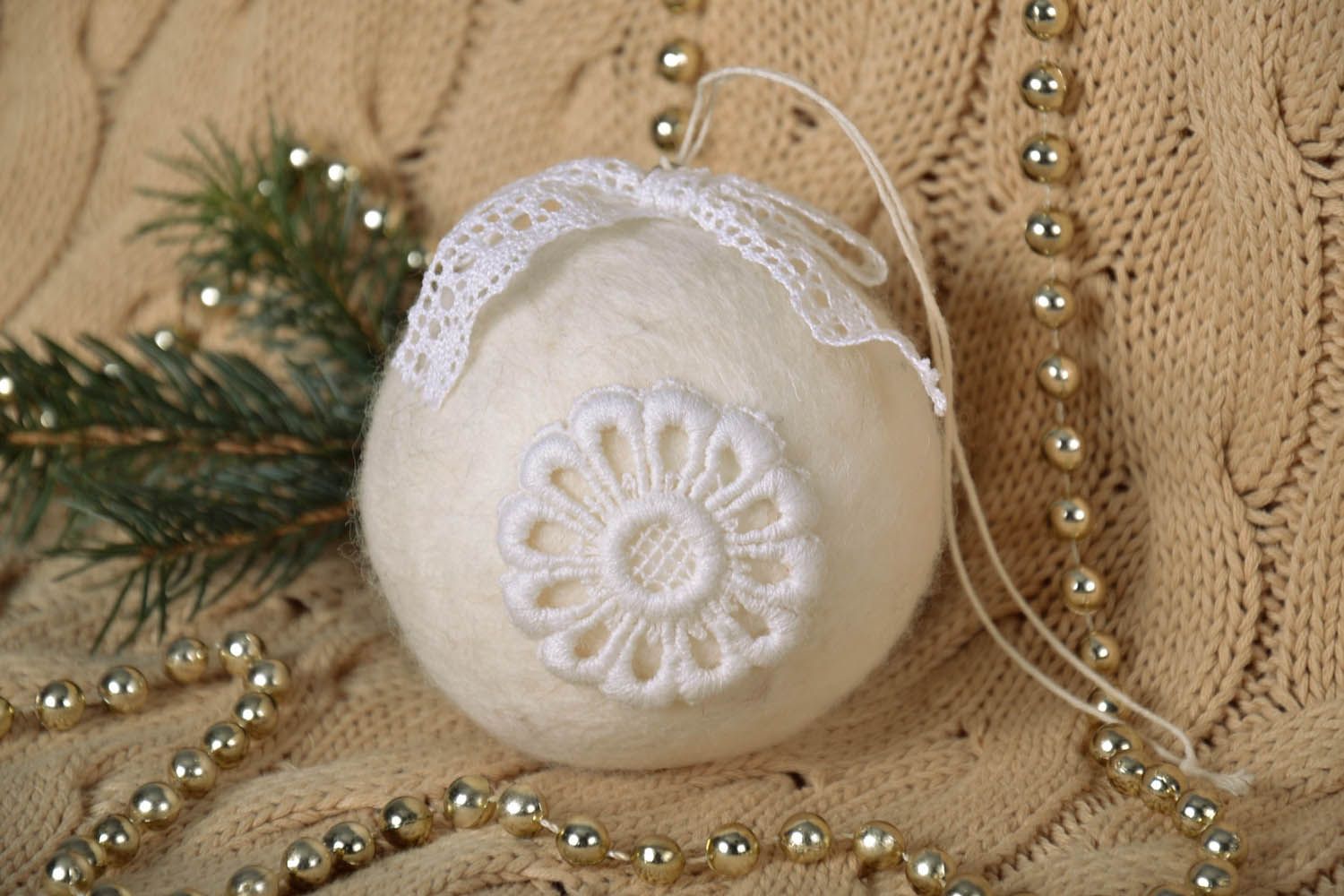 Bola artesanal de Natal de lã decorada à mão com lã e renda foto 1