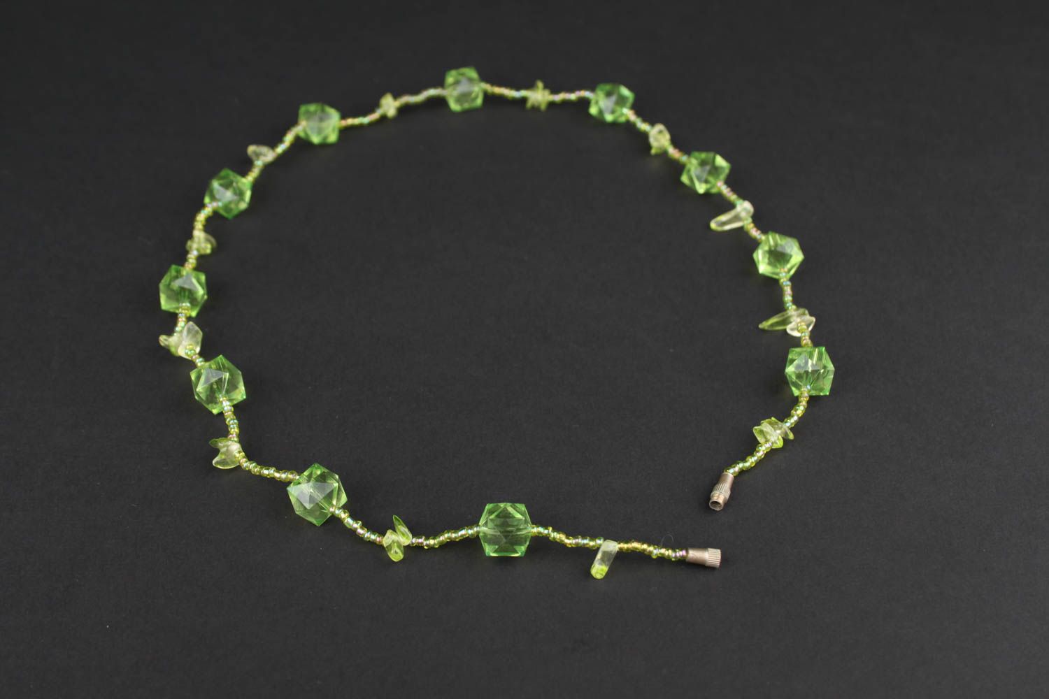 Колье из бисера украшение ручной работы зеленое тонкое ожерелье из бисера фото 2