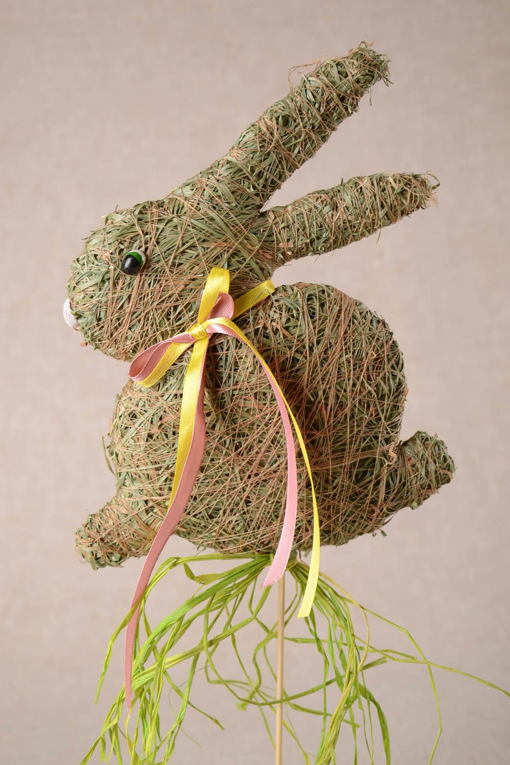 Кролик на палочке из травы лесной ручной работы оригинальный декор красивый фото 1