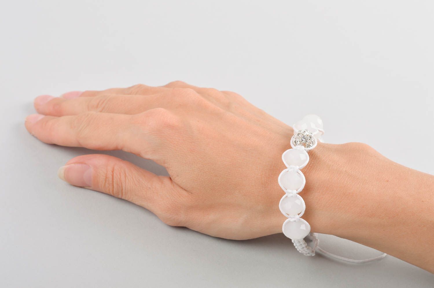 Bracelet fantaisie Bijou fait main blanc avec cristaux Accessoire femme photo 5