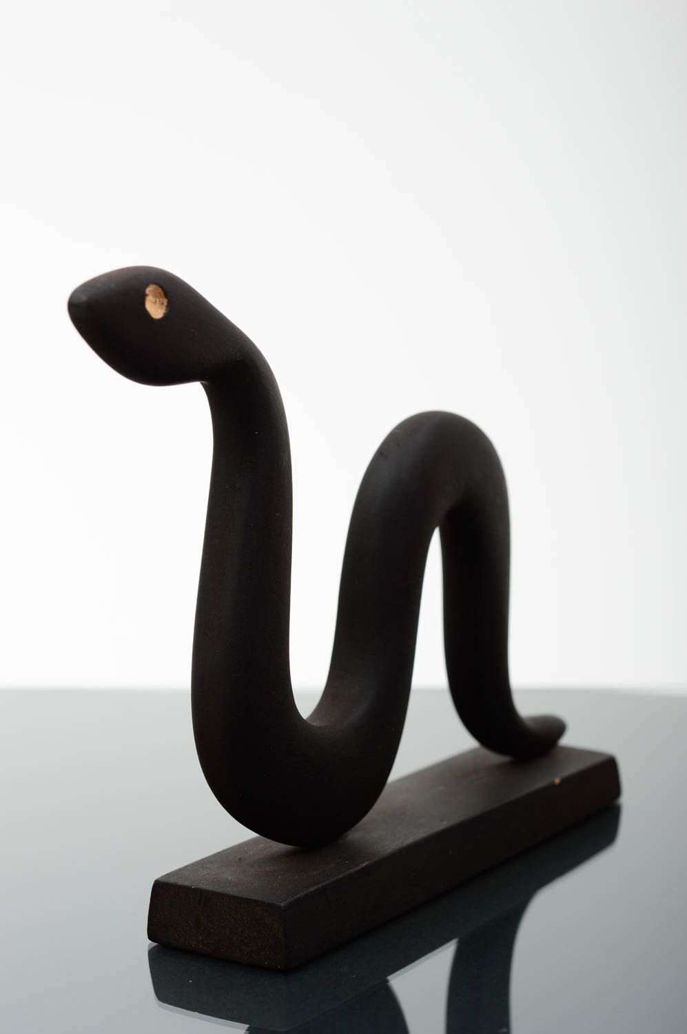 Statuette serpent fait main Figurine en bois de frêne noire Déco maison photo 2