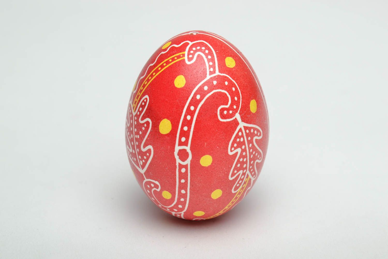 Oeuf de Pâques décoratif fait main original rouge avec ornement ukrainien  photo 2